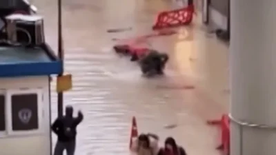 Alsancak'taki kazı alanı yağışta tuzağa dönüştü, bariyerler yıkıldı ama düzelten