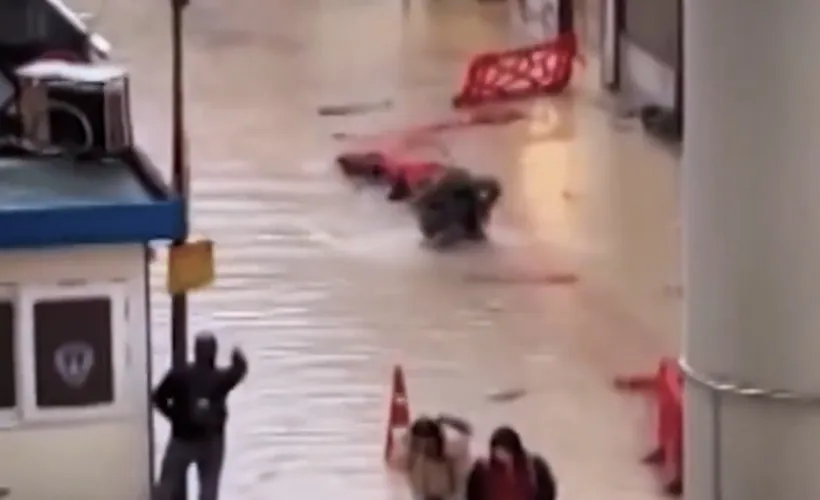 Alsancak'taki kazı alanı yağışta tuzağa dönüştü, bariyerler yıkıldı ama düzelten