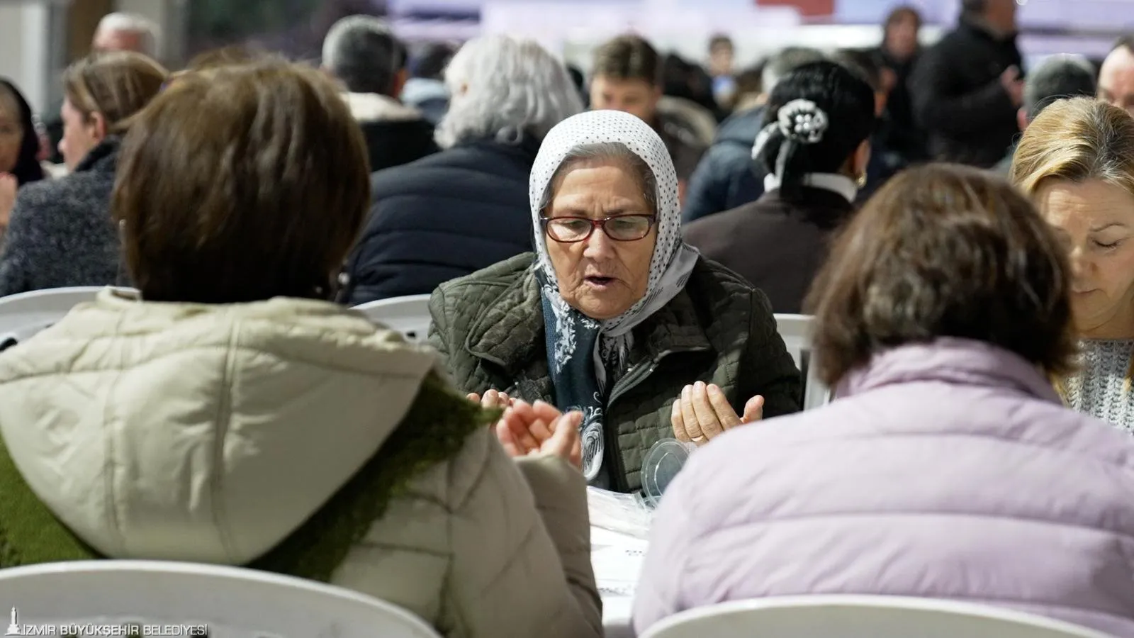 Gaziemir’de ramazan bereketi: İzmir Büyükşehir’in ilk iftar sofrası kuruldu!