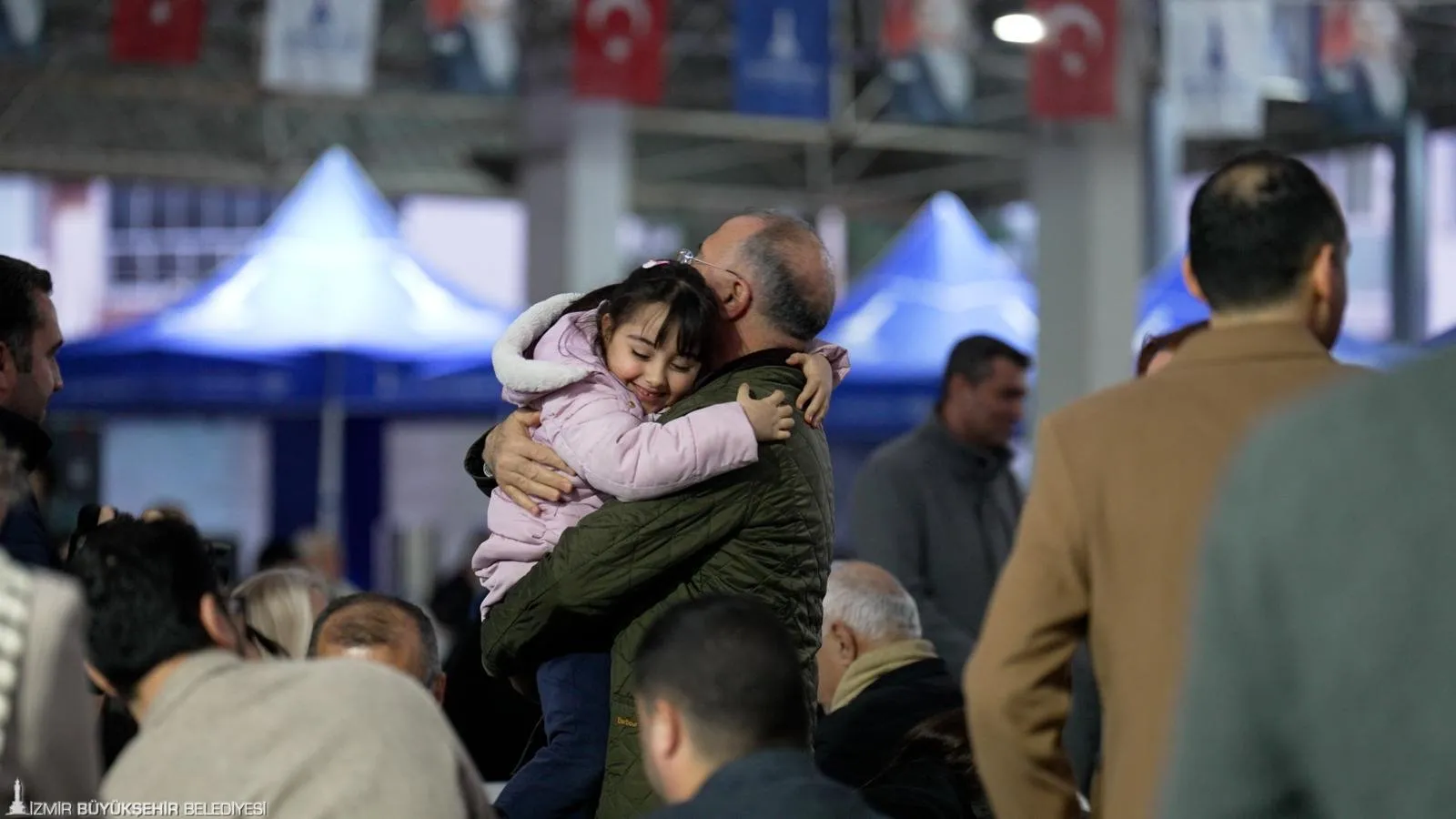 Gaziemir’de ramazan bereketi: İzmir Büyükşehir’in ilk iftar sofrası kuruldu!