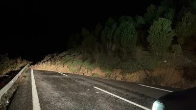 İzmir’i İstanbul’a bağlayan otoyolun Manisa-Turgutlu geçişinde, yamaçtan kopan tonlarca toprak