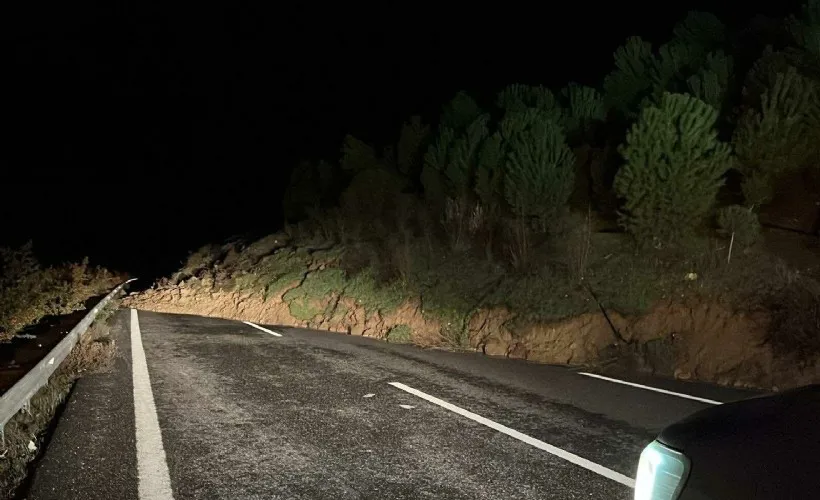 İzmir’i İstanbul’a bağlayan otoyolun Manisa-Turgutlu geçişinde, yamaçtan kopan tonlarca toprak