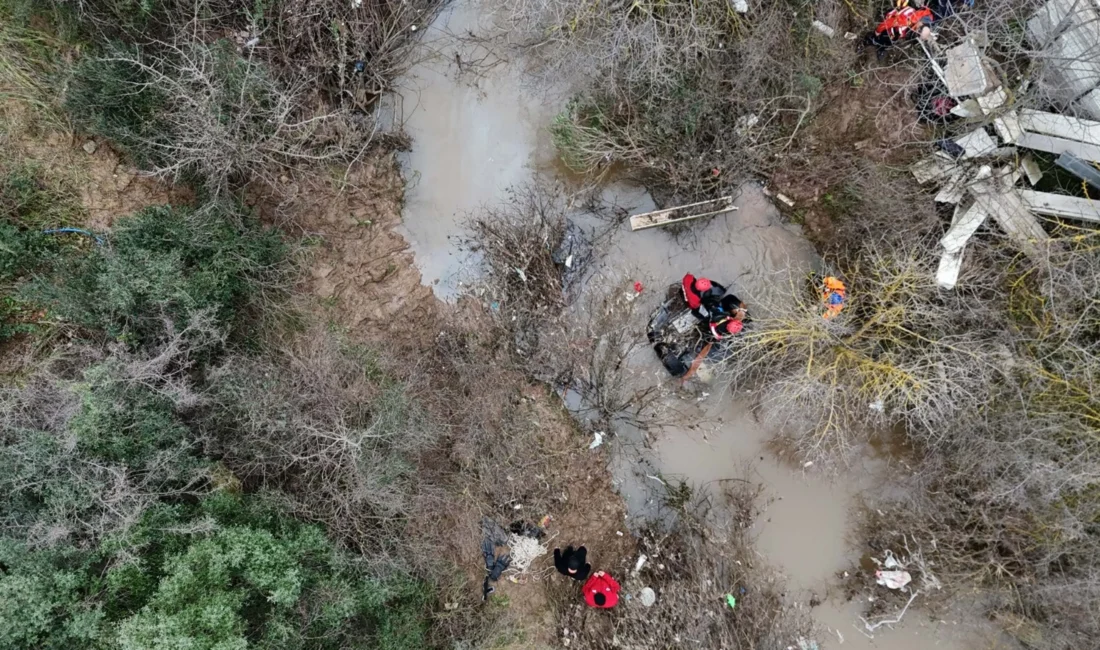 İzmir'deki sağanak felaketi can aldı. Köprüden geçerken sele kapılan otomobildeki