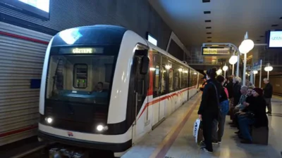 Hafta sonu boyunca metrodan inip otobüse binmek zorunda kalan İzmirlilere