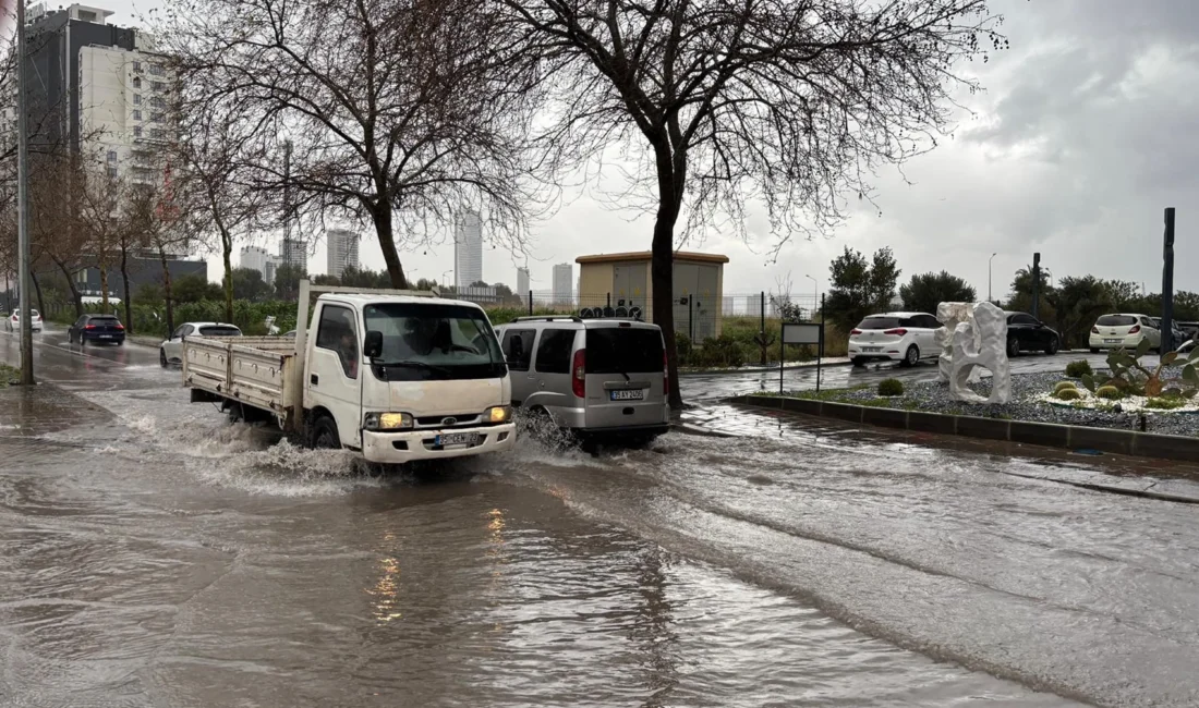 Gök gürültülü sağanak İzmir'i felç etti. Sürücüler yollarda kaldı, otoparkları