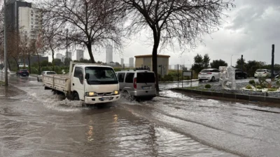 Gök gürültülü sağanak İzmir'i felç etti. Sürücüler yollarda kaldı, otoparkları