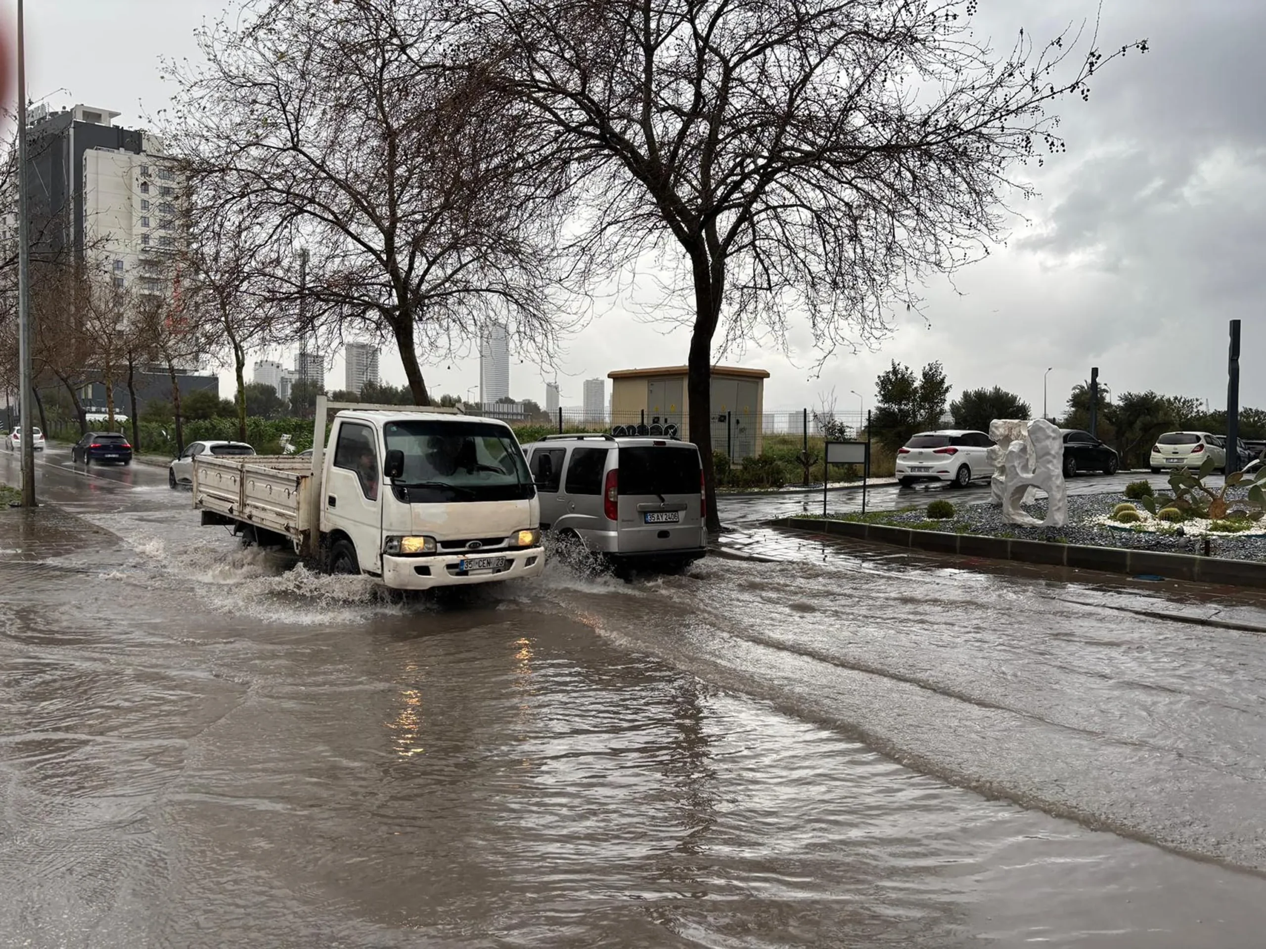 Gök gürültülü sağanak İzmir'i felç etti. Sürücüler yollarda kaldı, otoparkları