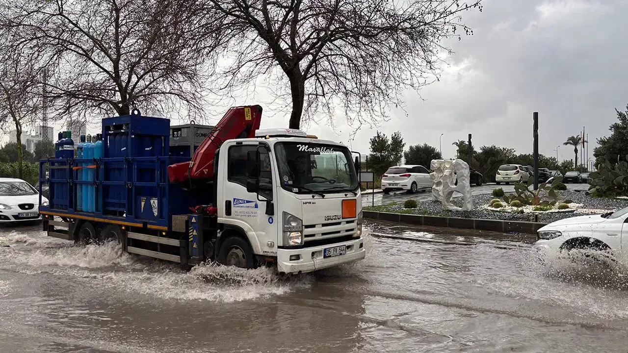 İzmir’de sağanak kabusu: Karşıyaka’da sokaklar göle döndü, evleri su bastı!