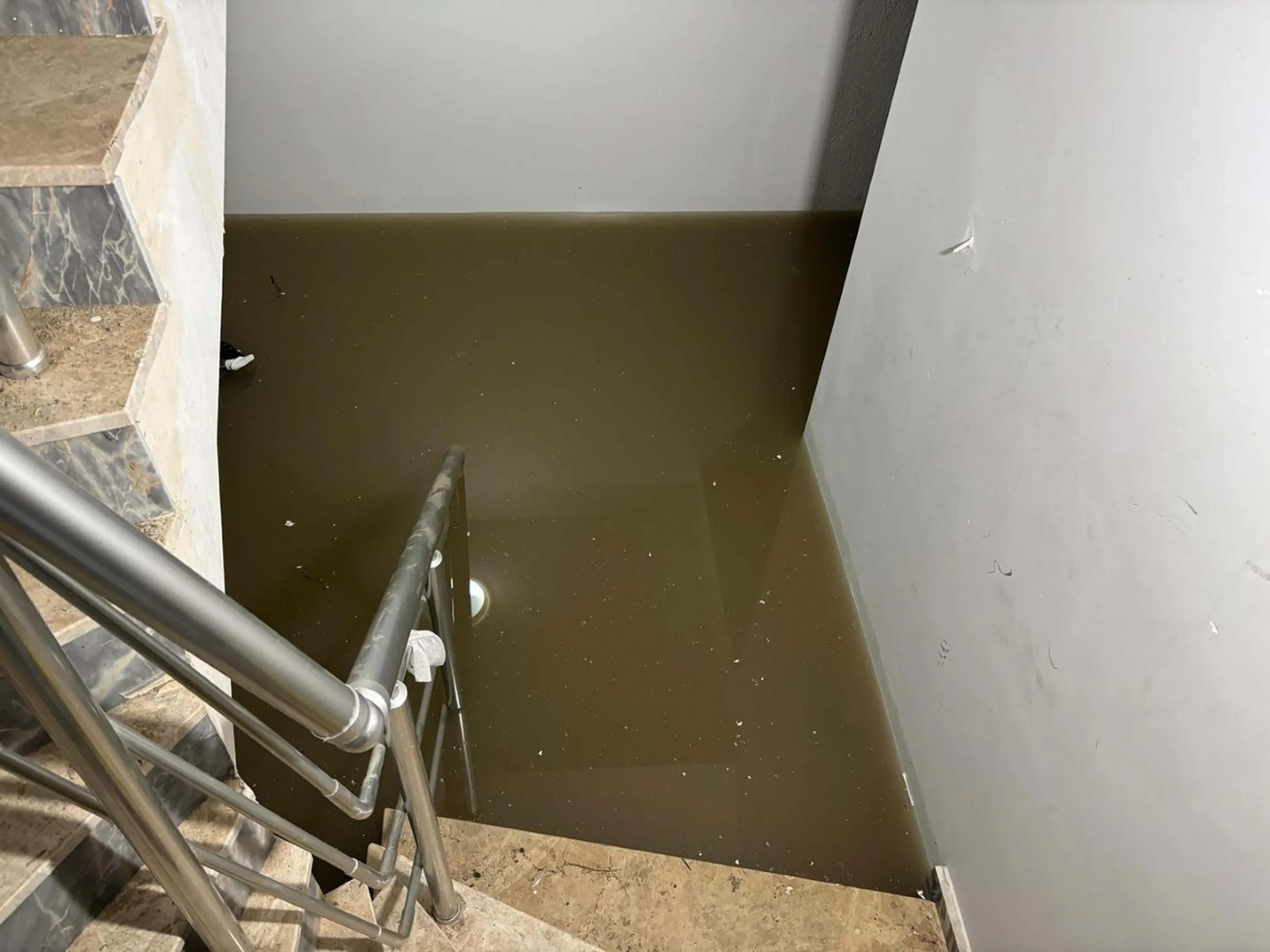 İzmir’de sağanak kabusu: Karşıyaka’da sokaklar göle döndü, evleri su bastı!