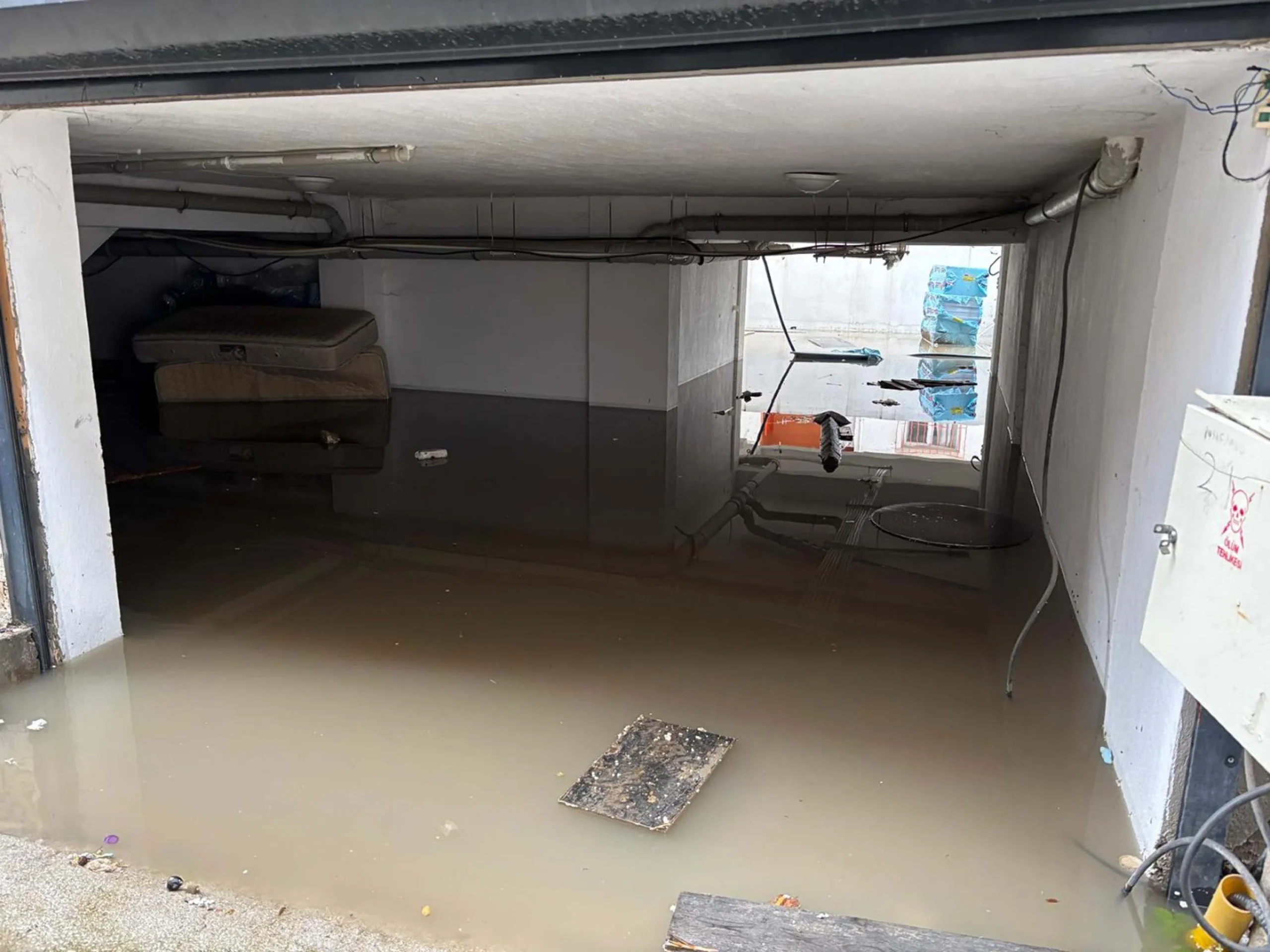 İzmir’de sağanak kabusu: Karşıyaka’da sokaklar göle döndü, evleri su bastı!