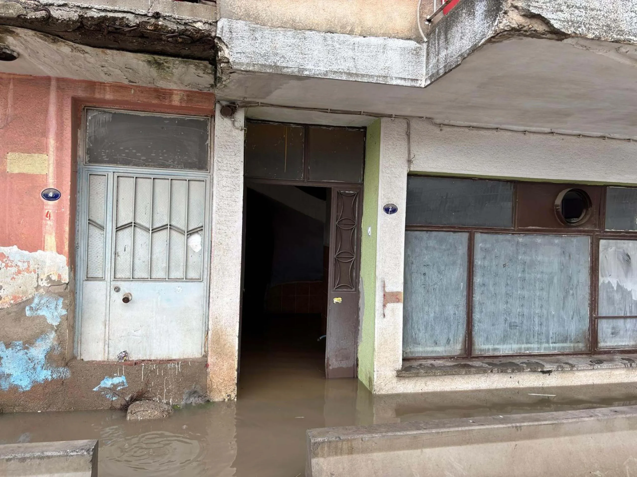 İzmir’de sağanak kabusu: Karşıyaka’da sokaklar göle döndü, evleri su bastı!
