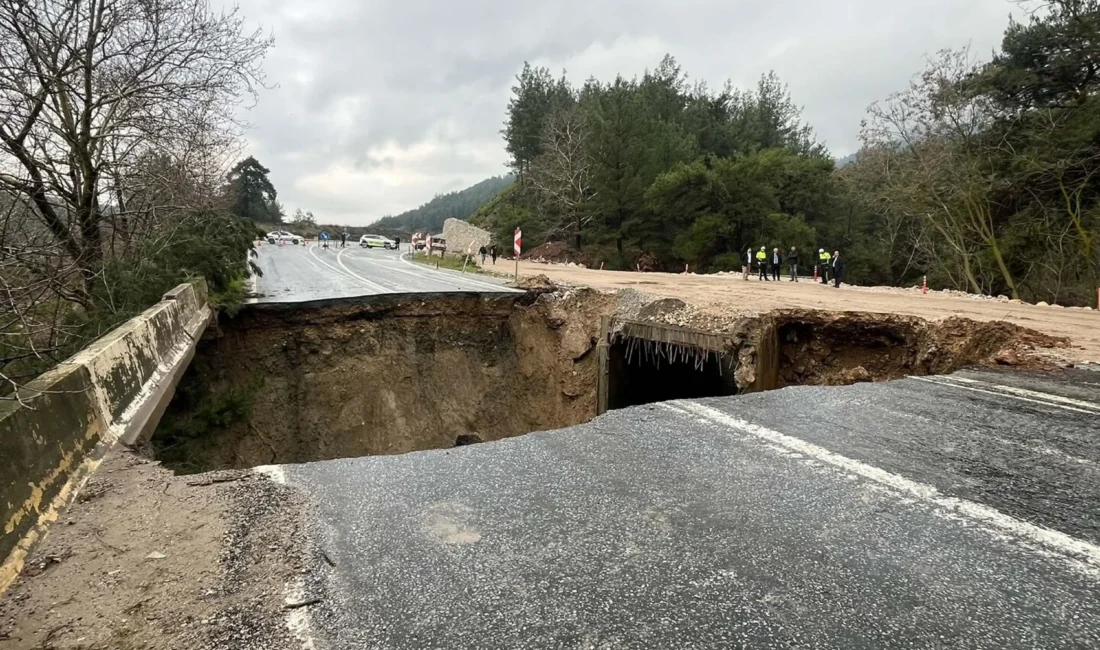 Şiddetli yağış Aydın-Selçuk kara yolunu vurdu. Çamlık-Ortaklar mevkiinde sel suları