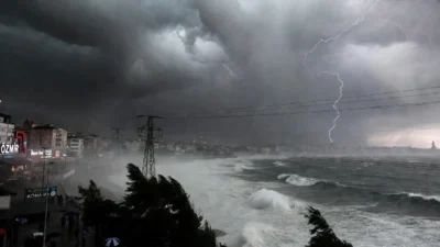 Meteoroloji'den kritik uyarı: Rüzgar hızı 80 km'yi, yağış miktarı 100