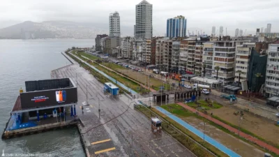 Ocak ayını tarihi bir rekorla kapatan İzmir'de gökyüzü kısa süreliğine