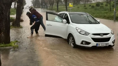 Turuncu alarm İzmir’i vururken Alsancak’tan gelen görüntüler gündeme damga vurdu.