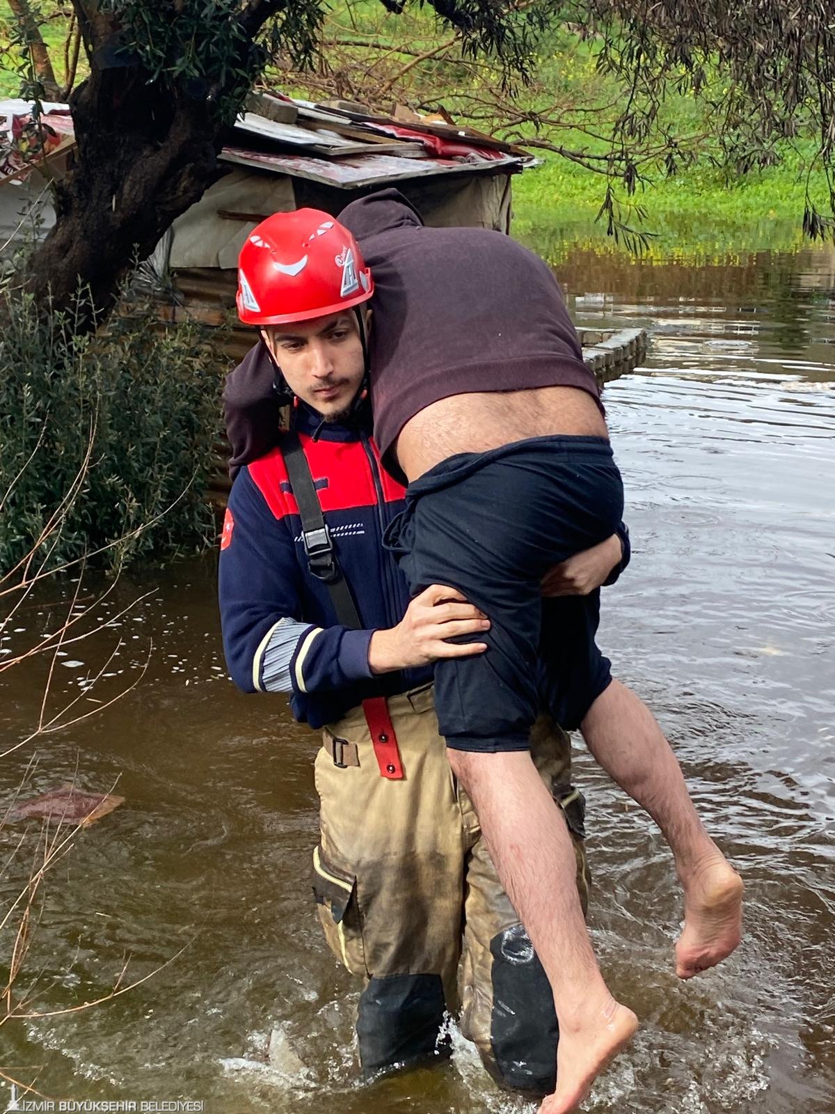 İtfaiye eri vatandaşı sırtında taşıdı: İzmir İtfaiyesinden duygulandıran fedakarlık