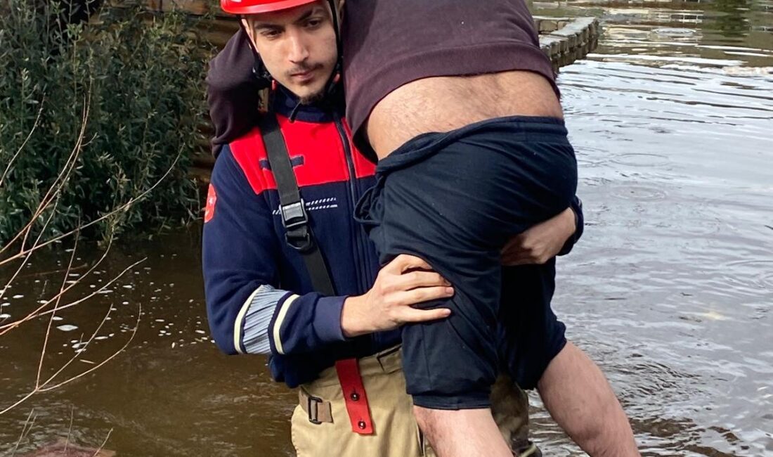 İzmir’de sel sularının ortasında kalan 56 yaşındaki bir vatandaşın, bir