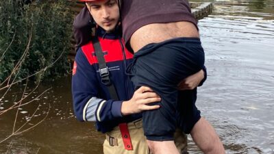 İzmir’de sel sularının ortasında kalan 56 yaşındaki bir vatandaşın, bir