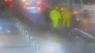 İzmir’in Konak ilçesinde sağanak yağış sonrası yürütülen tahliye çalışmaları, akılalmaz