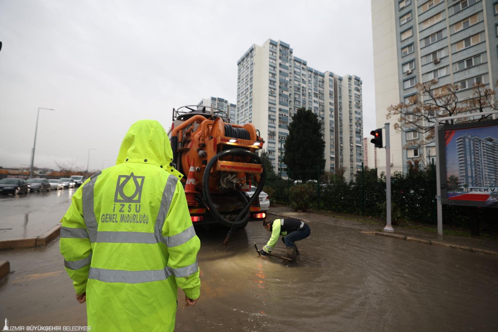 Turuncu alarm sonrası kriz masası kuran İzmir Büyükşehir Belediyesi, kent