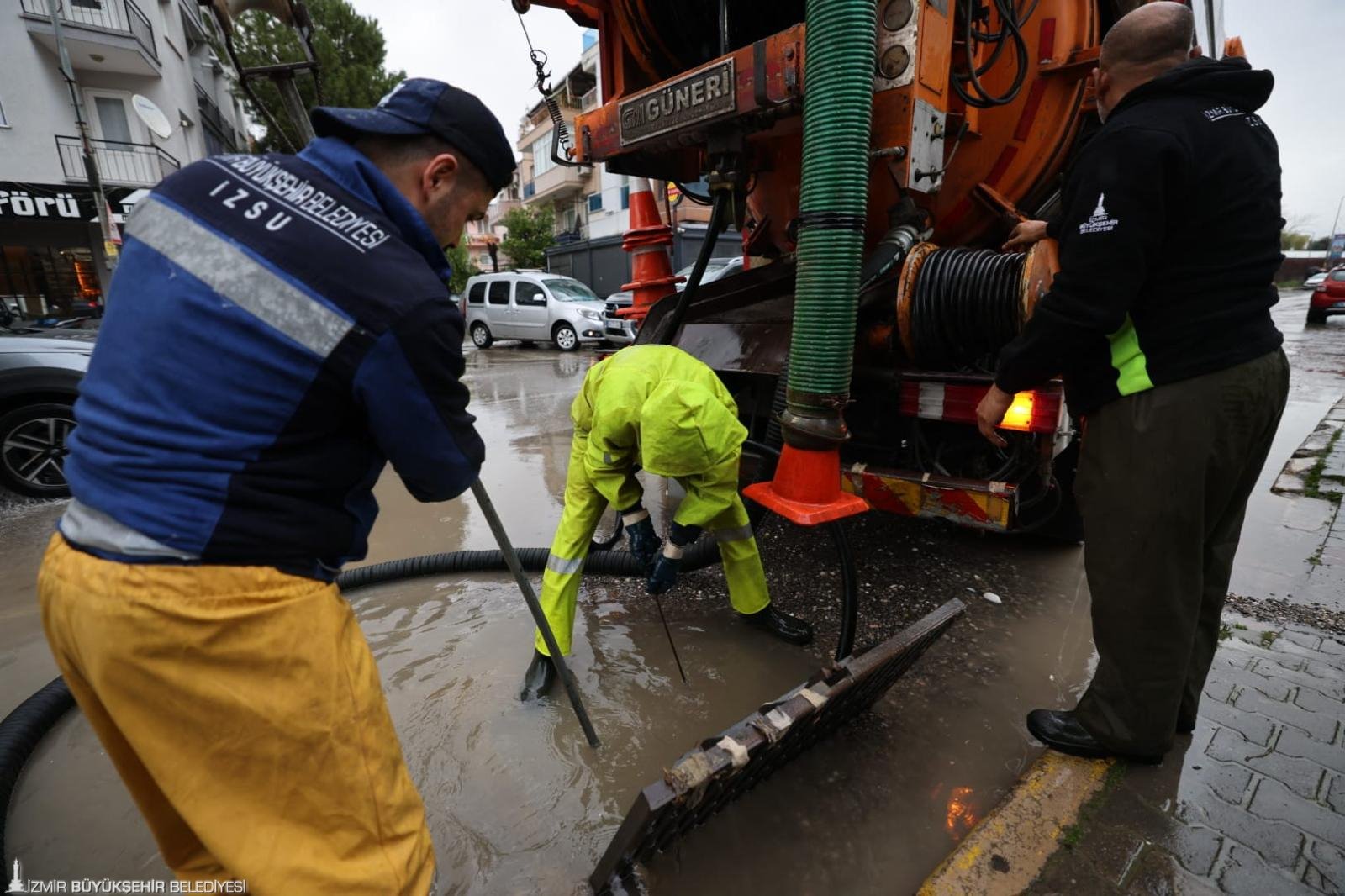 Büyükşehir ekipleri sağanak yağış nedeniyle seferber oldu: İhbarlara hızlı müdahale