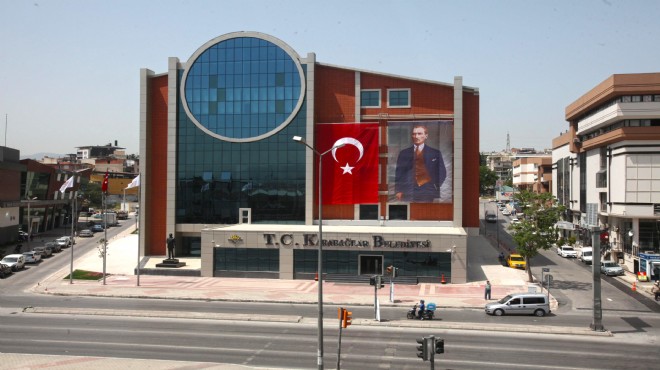 İzmir siyasetinde hareketli saatler yaşanıyor. Karabağlar Belediyesi, son iki yıldır