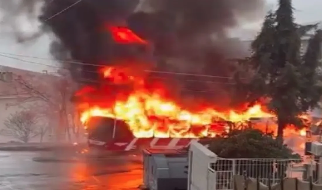 Karabağlar'da seyir halindeki belediye otobüsü motor kısmından yanmaya başladı. Onlarca