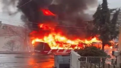 Karabağlar'da seyir halindeki belediye otobüsü motor kısmından yanmaya başladı. Onlarca
