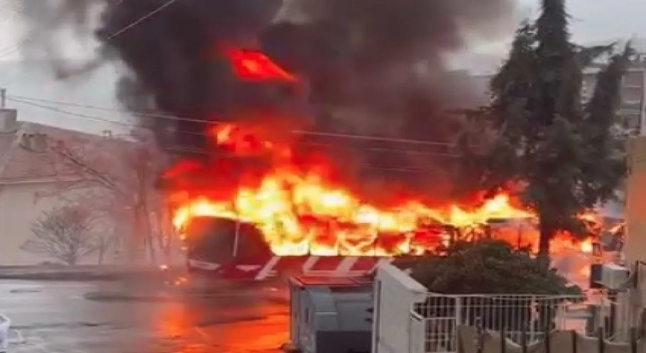 Karabağlar'da seyir halindeki belediye otobüsü motor kısmından yanmaya başladı. Onlarca