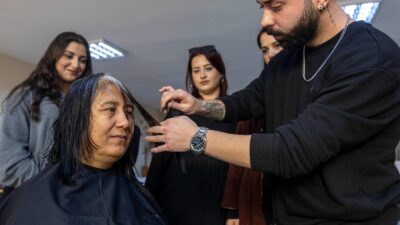 İzmir Büyükşehir Belediyesi’nin mobil kuaförü sokak sokak geziyor! Sadece saçlar