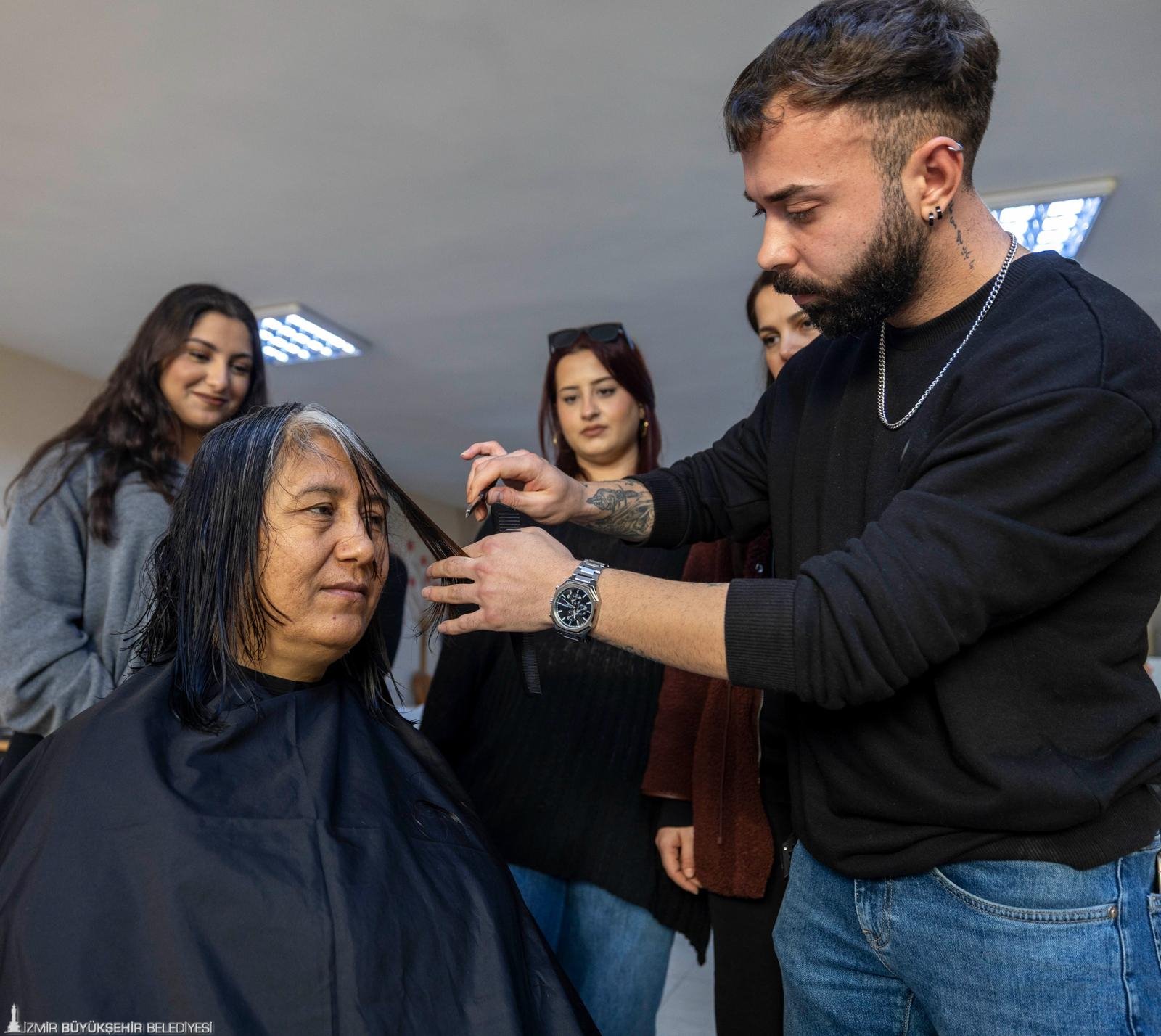 İzmir Büyükşehir Belediyesi’nin mobil kuaförü sokak sokak geziyor! Sadece saçlar