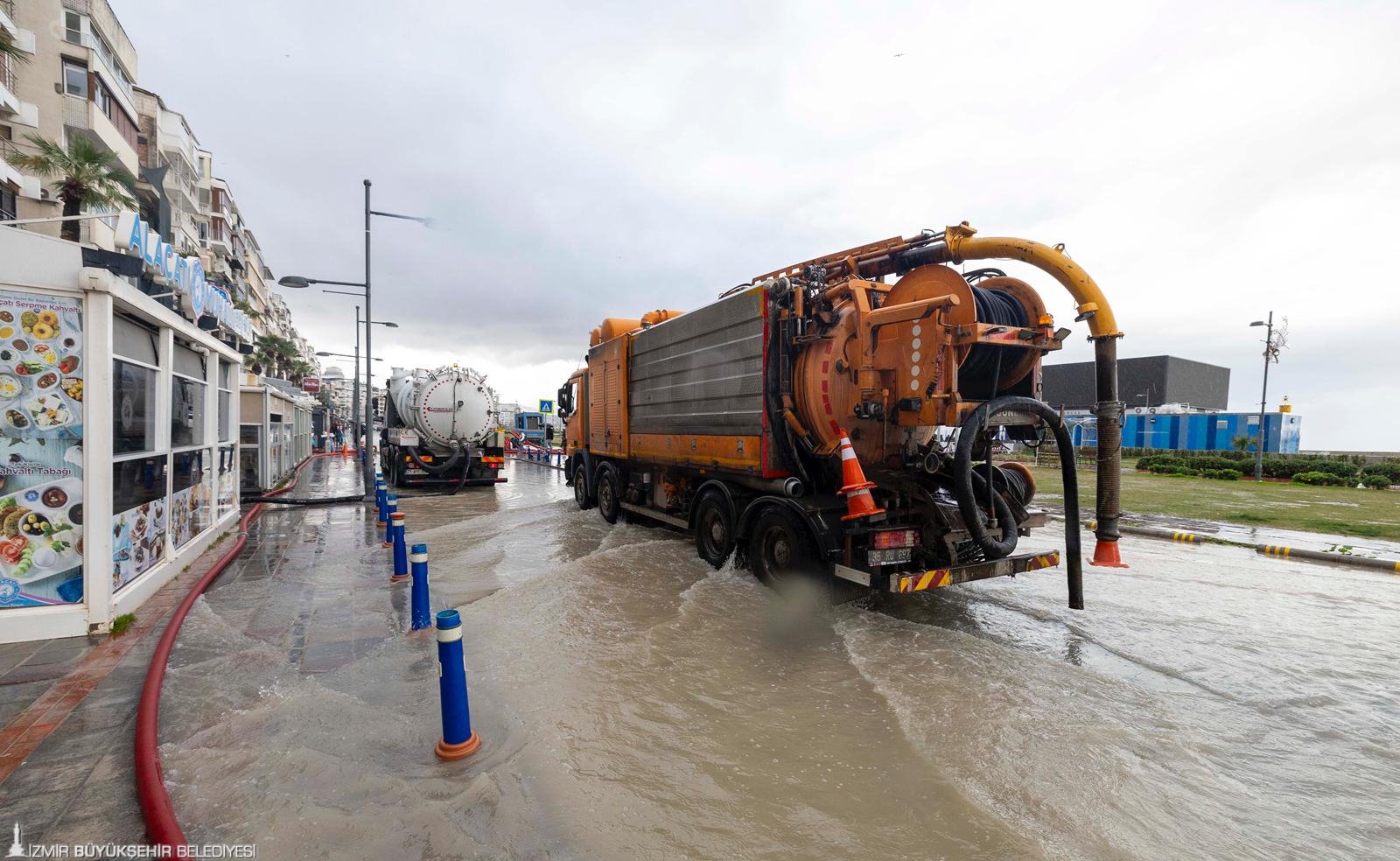 İzmir'de deniz neden taşıyor?: Su neden mazgallardan geri tepiyor?