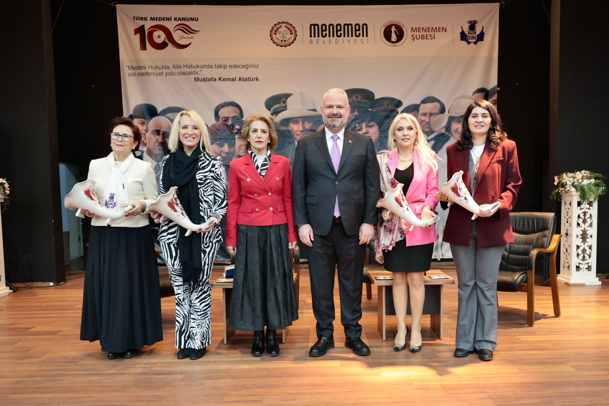 Menemen'de Medeni Kanun için dev zirve: "Kadın güçlenirse toplum güçlenir"