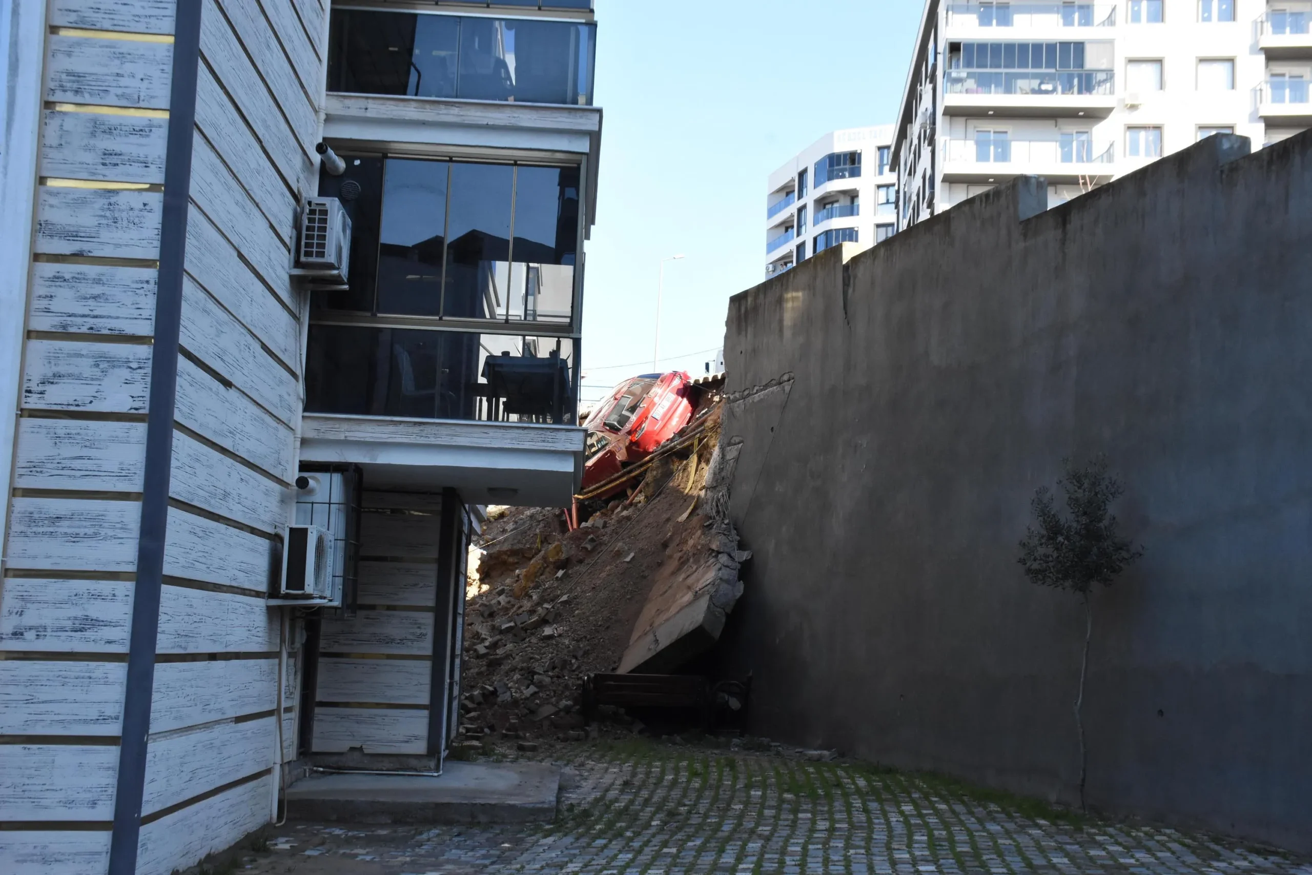 Göktaşı düştü sandılar pencereden kaçtılar! Menemen’de korku dolu gece