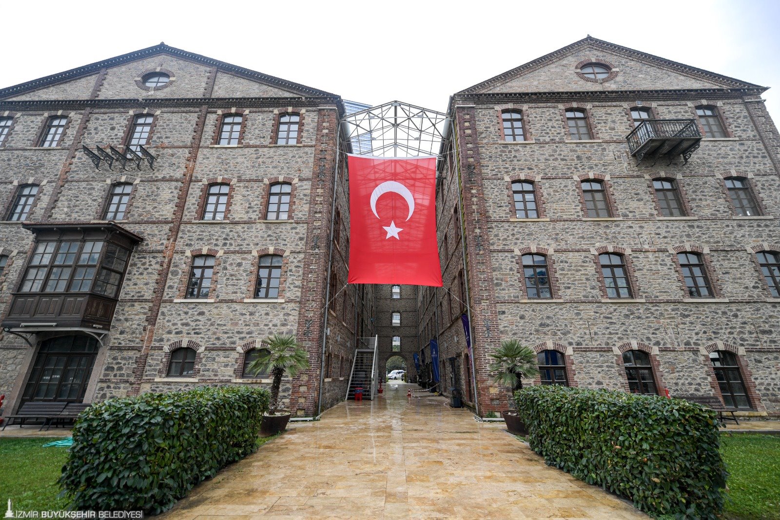 Başkan Tugay’dan Vakıflar’a rest: 'Binaları boşaltmıyoruz, gerekirse ecrimisil öderiz!' 1 Başkan Tugay’dan Vakıflar’a rest: 'Binaları boşaltmıyoruz, gerekirse ecrimisil öderiz!'