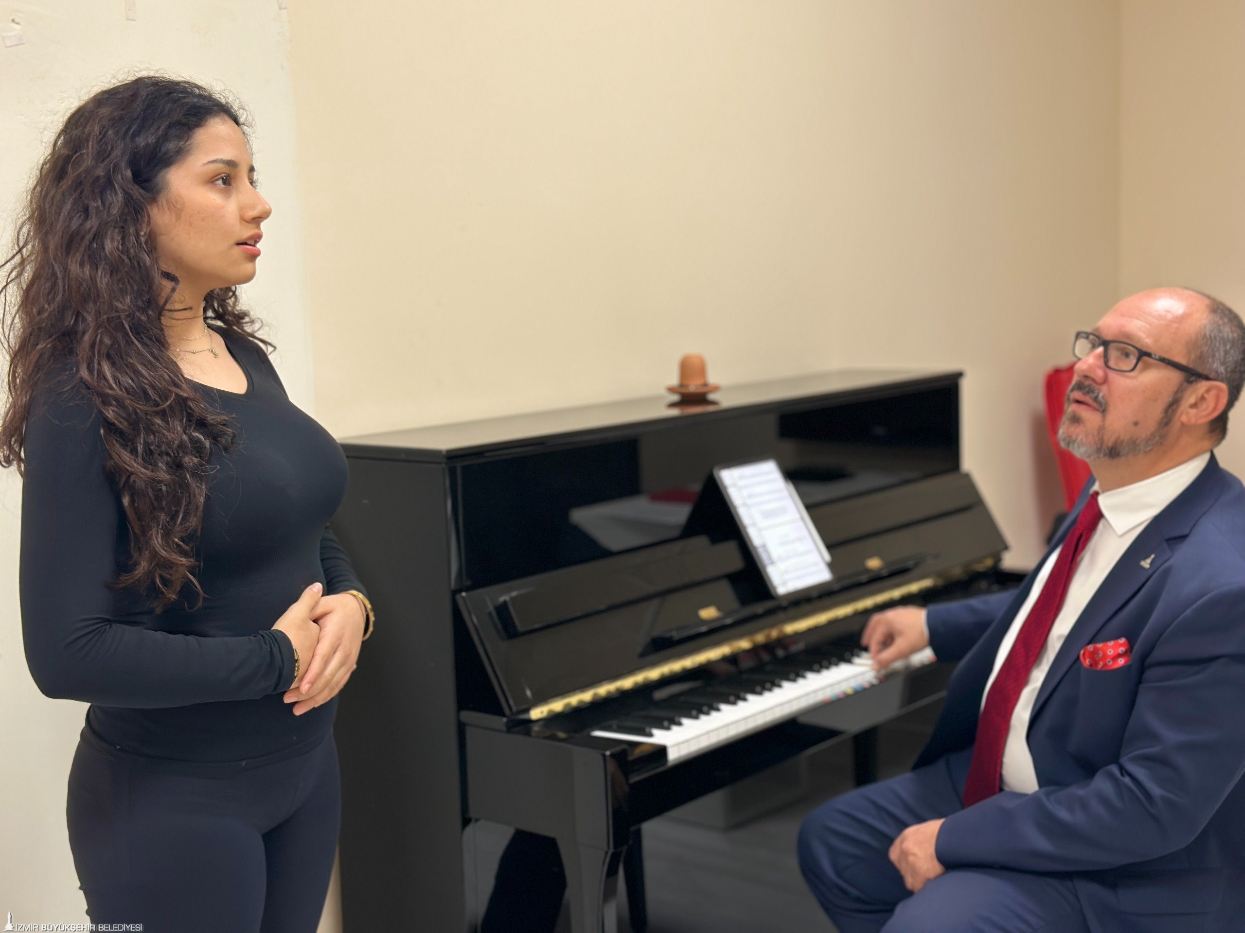 İzmir Büyükşehir Belediyesi'nin ücretsiz kursu, üniversite kapılarını ardına kadar açıyor.