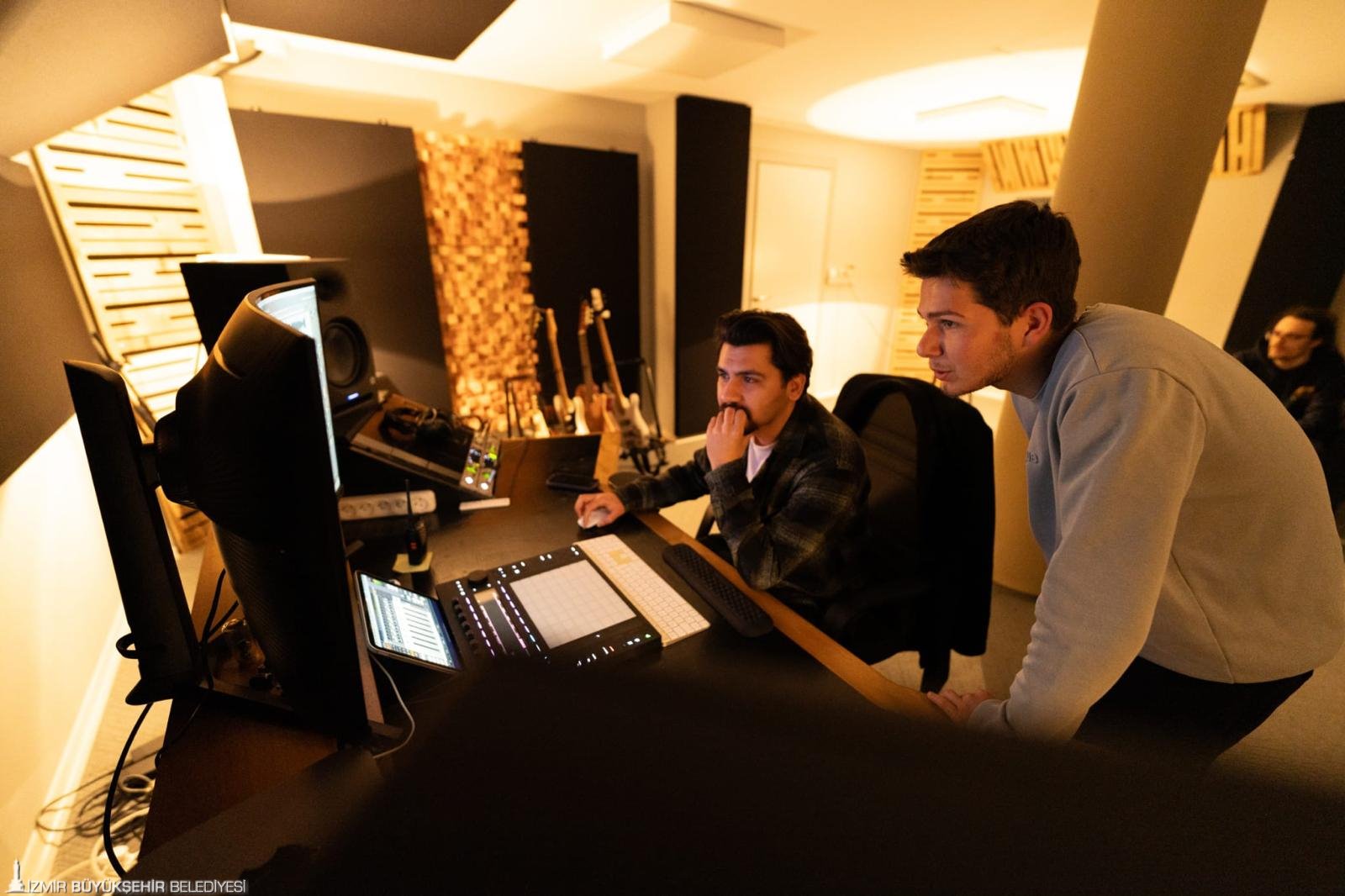 Kültürpark'ta notalar 'ücretsiz' yükseliyor: Saz çalan da geliyor rap yapan da