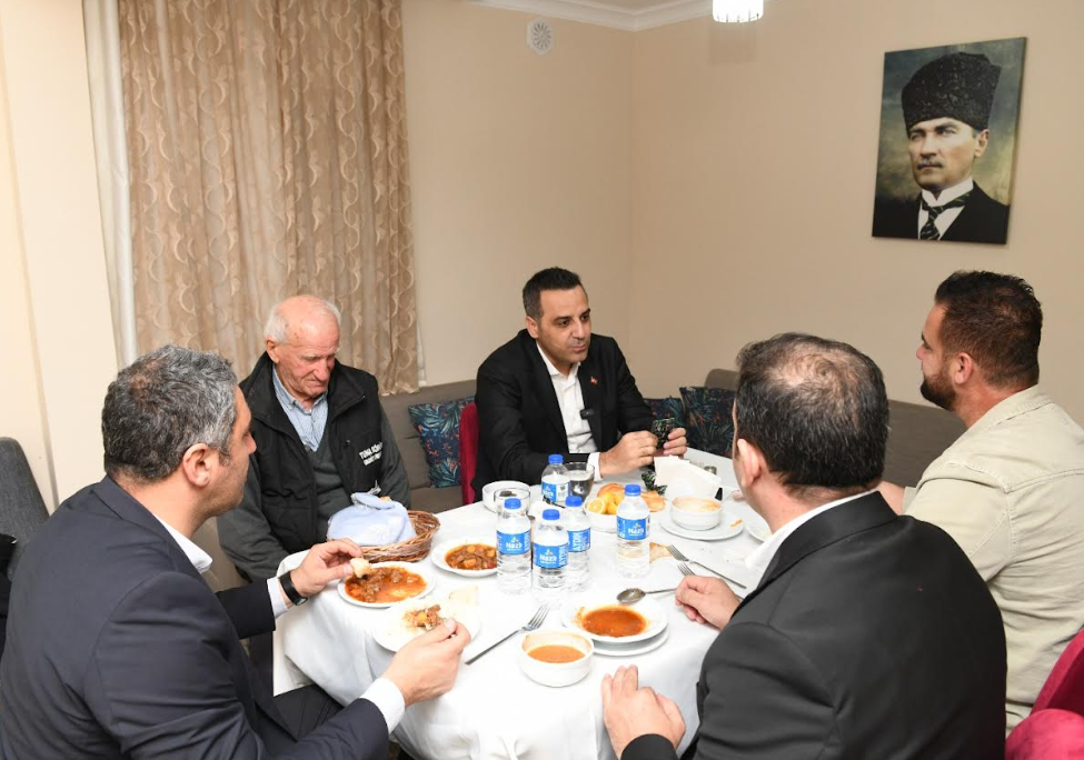 Çiğli'de ilk iftarda anlamlı vefa: Sabri Amca yalnız bırakılmadı 2 Çiğli'de ilk iftarda anlamlı vefa: Sabri Amca yalnız bırakılmadı