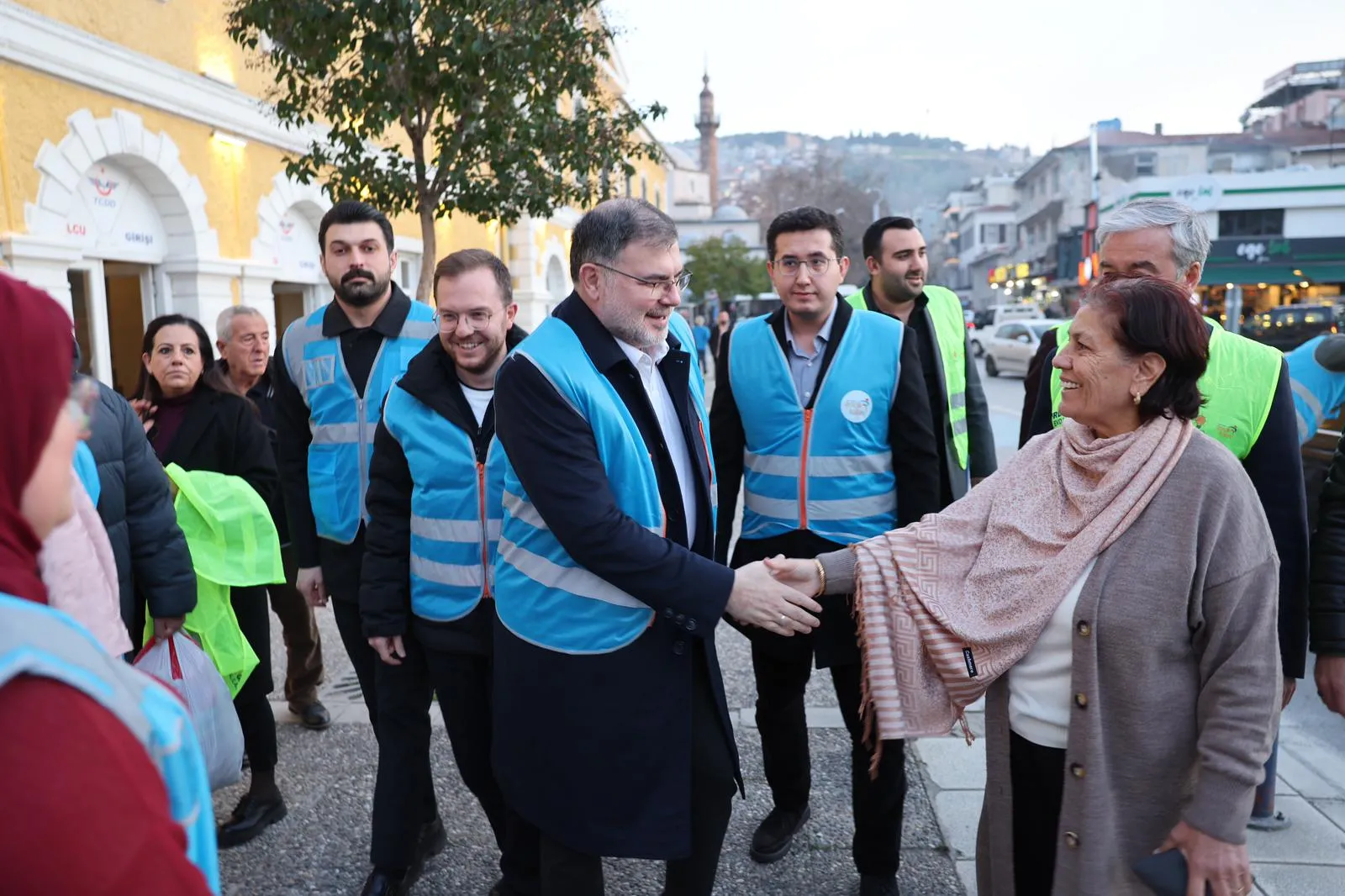 Başkan Saygılı Basmane’de “İftara 5 Kala” programına katıldı 1 Başkan Saygılı Basmane’de “İftara 5 Kala” programına katıldı