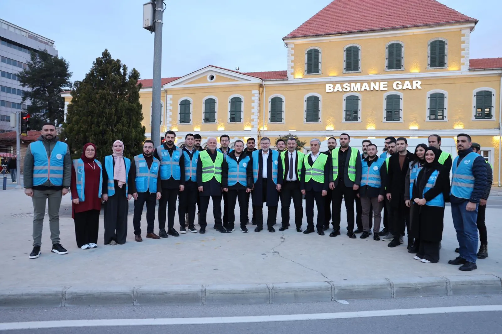 Başkan Saygılı Basmane’de “İftara 5 Kala” programına katıldı 3 Başkan Saygılı Basmane’de “İftara 5 Kala” programına katıldı