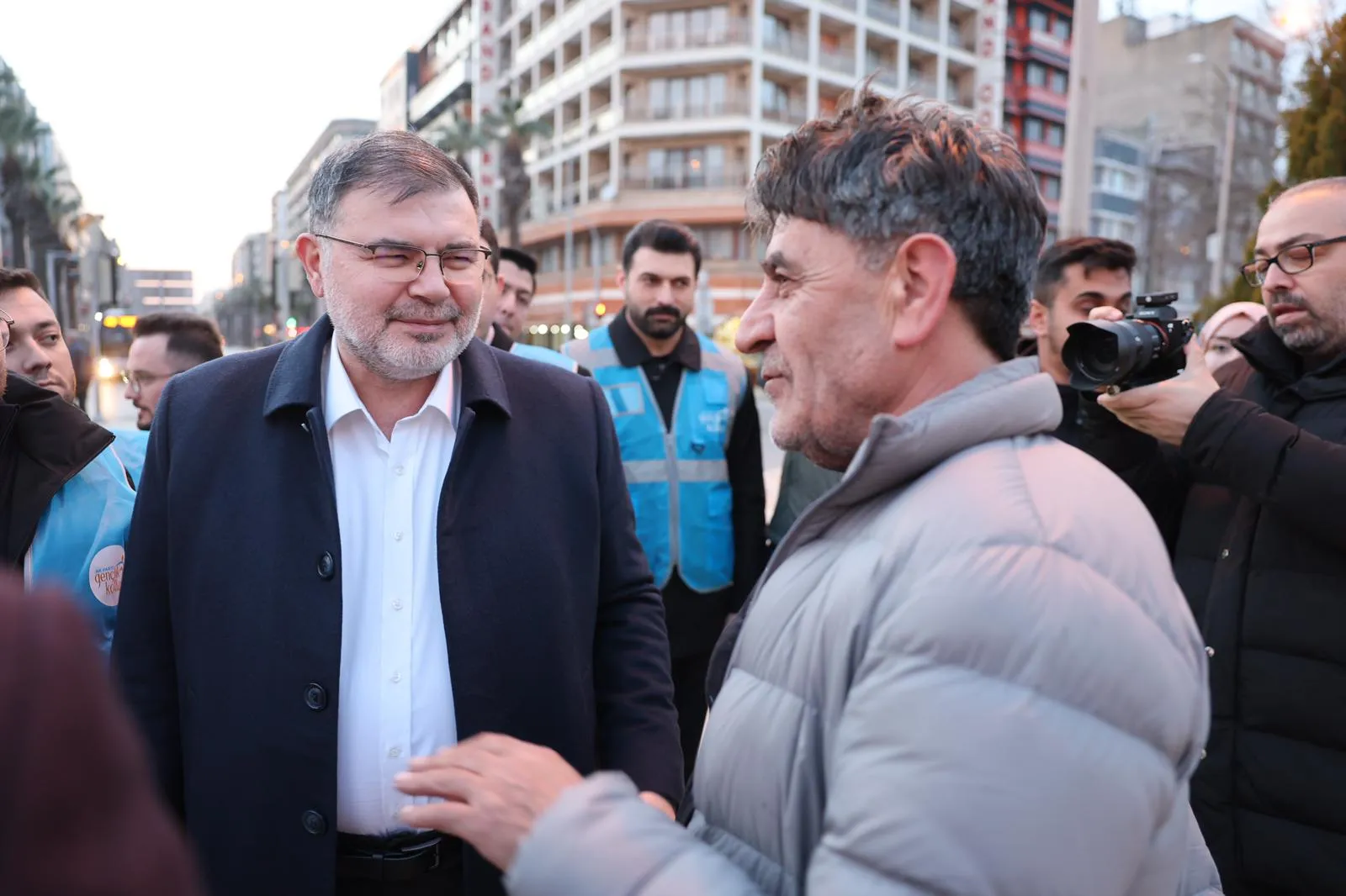 Başkan Saygılı Basmane’de “İftara 5 Kala” programına katıldı 2 Başkan Saygılı Basmane’de “İftara 5 Kala” programına katıldı