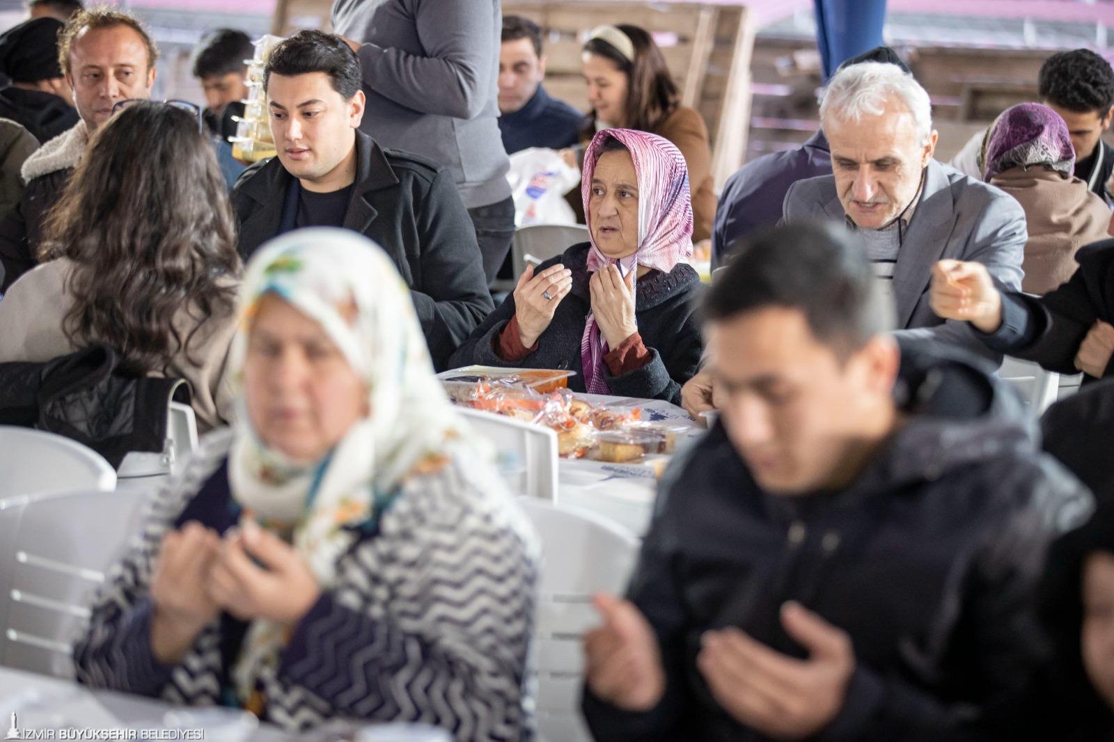 İzmir'de Ramazan'da 30 gün kesintisiz 'gönül sofrası' kuruluyor: İlk iftar Gaziemir'de 1 sofra