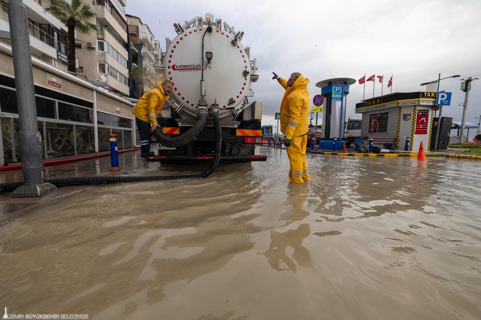 İzmir'de deniz neden taşıyor?: Su neden mazgallardan geri tepiyor?