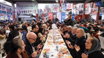 İzmir Büyükşehir Belediyesi’nin Ramazan ayı boyunca südürdüğü ilçe iftarlarının son