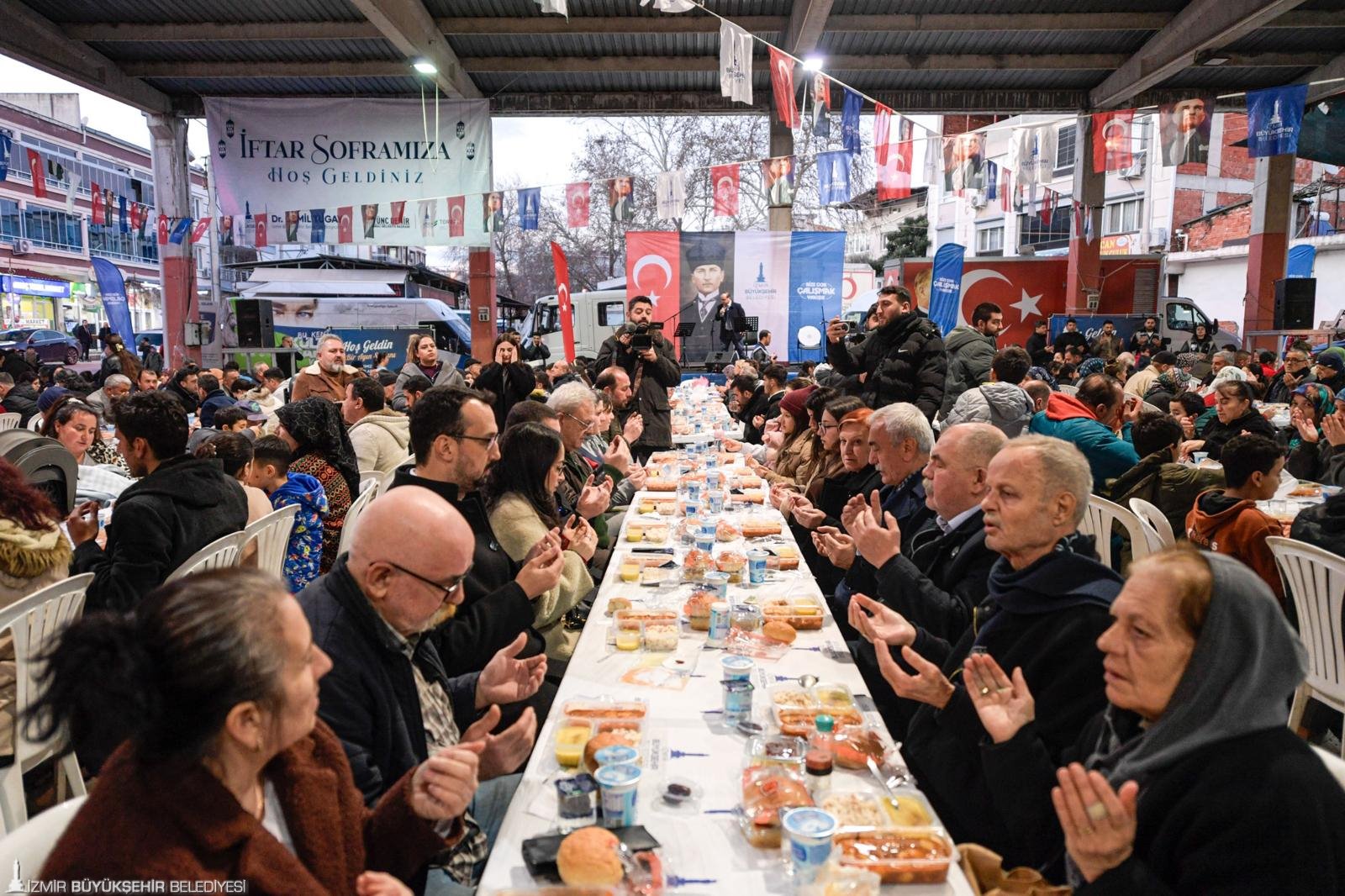 İzmir Büyükşehir Belediyesi’nin Ramazan ayı boyunca südürdüğü ilçe iftarlarının son