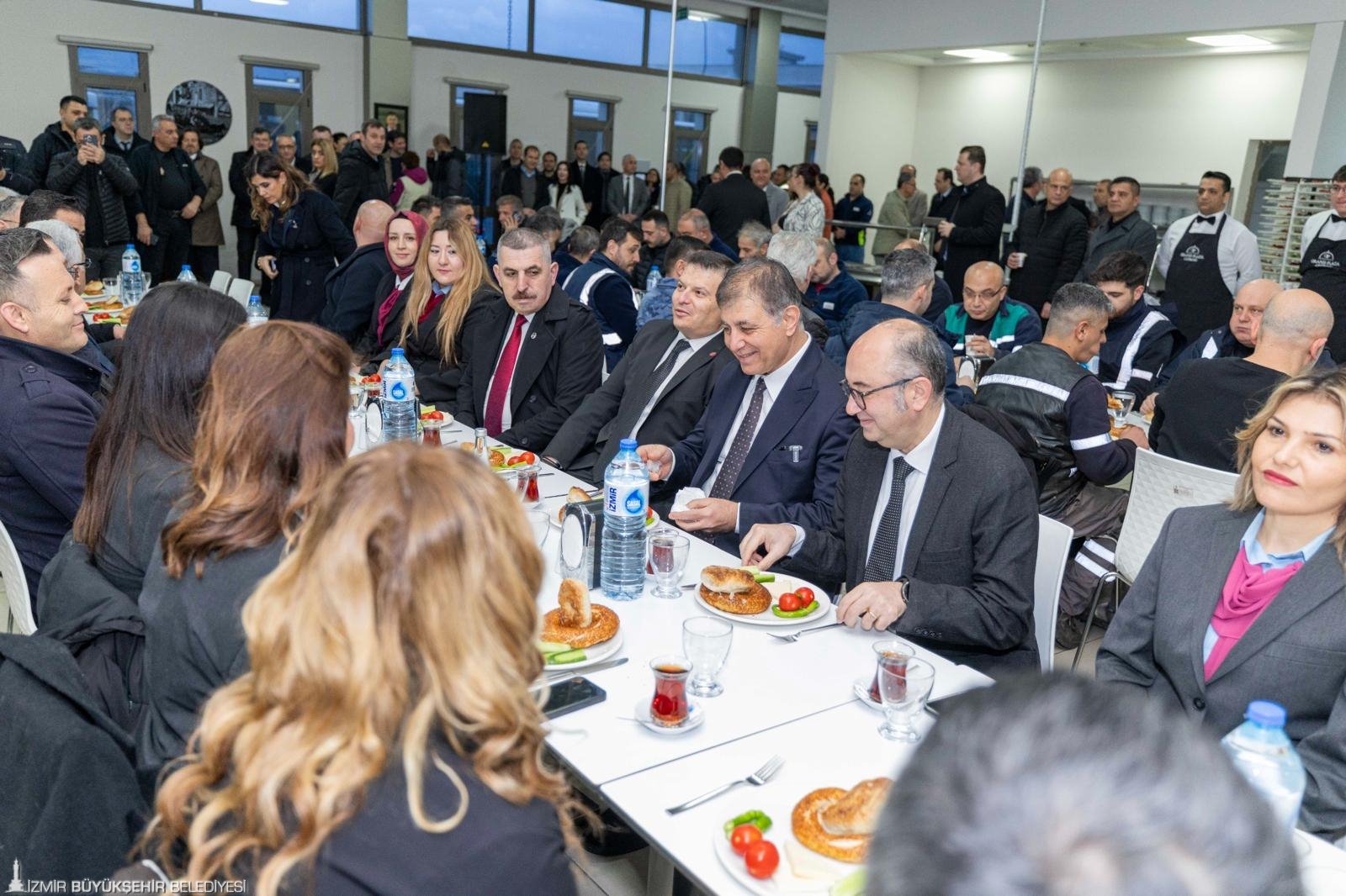 Cemil Tugay güne personelle kahvaltıyla başladı: “Bence toplu ulaşım ücretsiz olmalı"