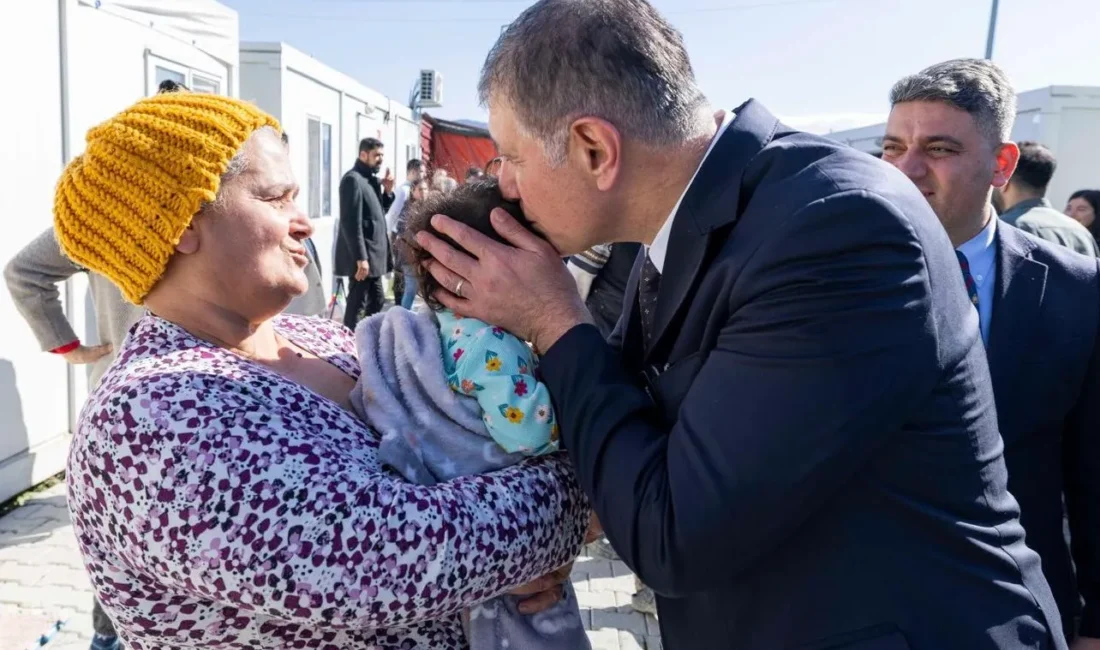 "Pencerede kendinizi mi, halkı mı görüyorsunuz?" Başkan Tugay'dan İzmir siyasetine