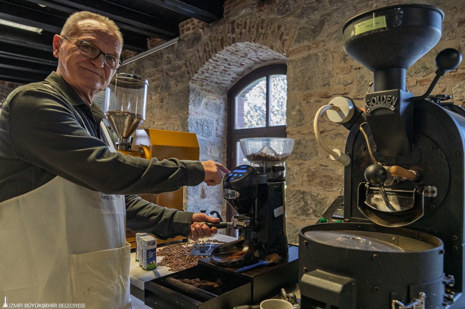 İzmir'in istihdam kalesi Meslek Fabrikası 145 bin kişiye 'altın bilezik' taktı 1 İzmir'in istihdam kalesi Meslek Fabrikası 145 bin kişiye 'altın bilezik' taktı