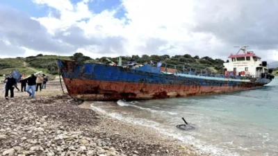 SİT alanı olan Demircili Koyu'na çekilen ağır hasarlı gemi ekosistemi