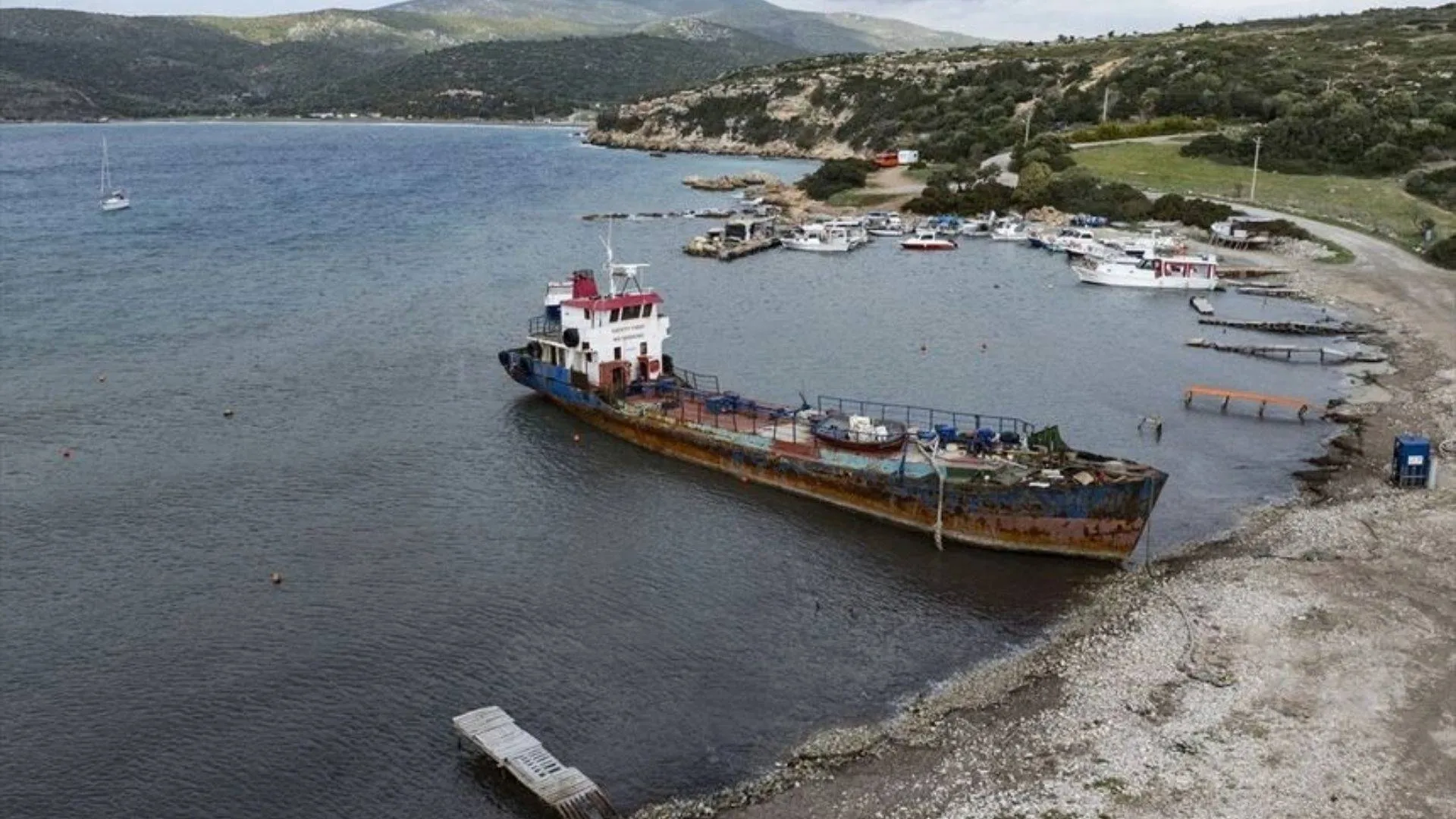 İzmir’in en temiz koylarından biri olan Demircili (Ada) Koyu, aylardır